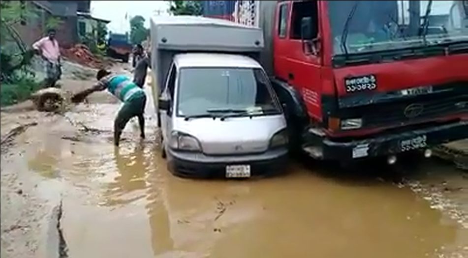সড়কে মাছ ধরাই যেন নিয়তি শ্রীপুর বাসীর (ভিডিও)