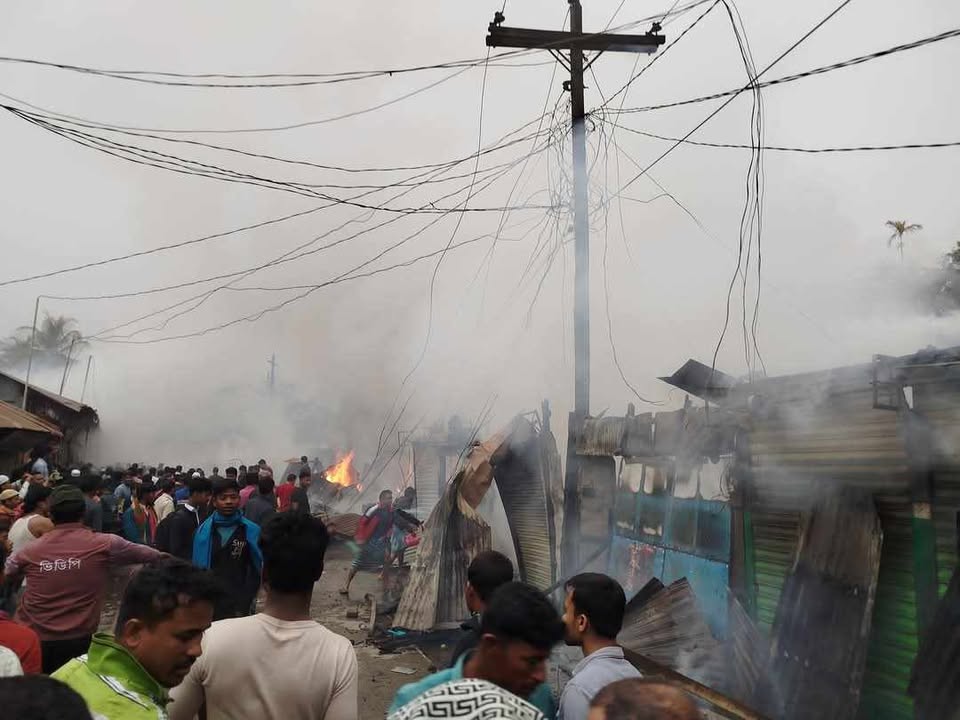 রামগতিতে আগুনে ২০ দোকান পুড়ে ছাই