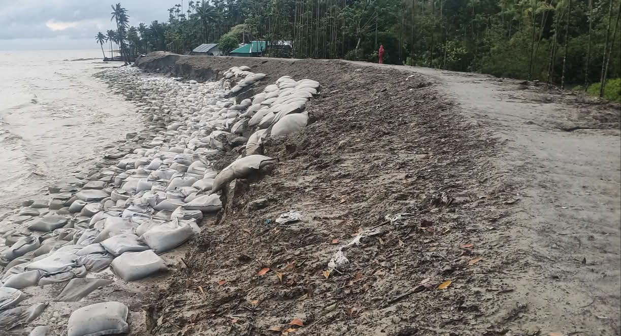 রামগতি-কমলনগরে মেঘনার তীর রক্ষা বাঁধের ১২ পয়েন্টে ধস: আতঙ্কে উপকুলবাসী