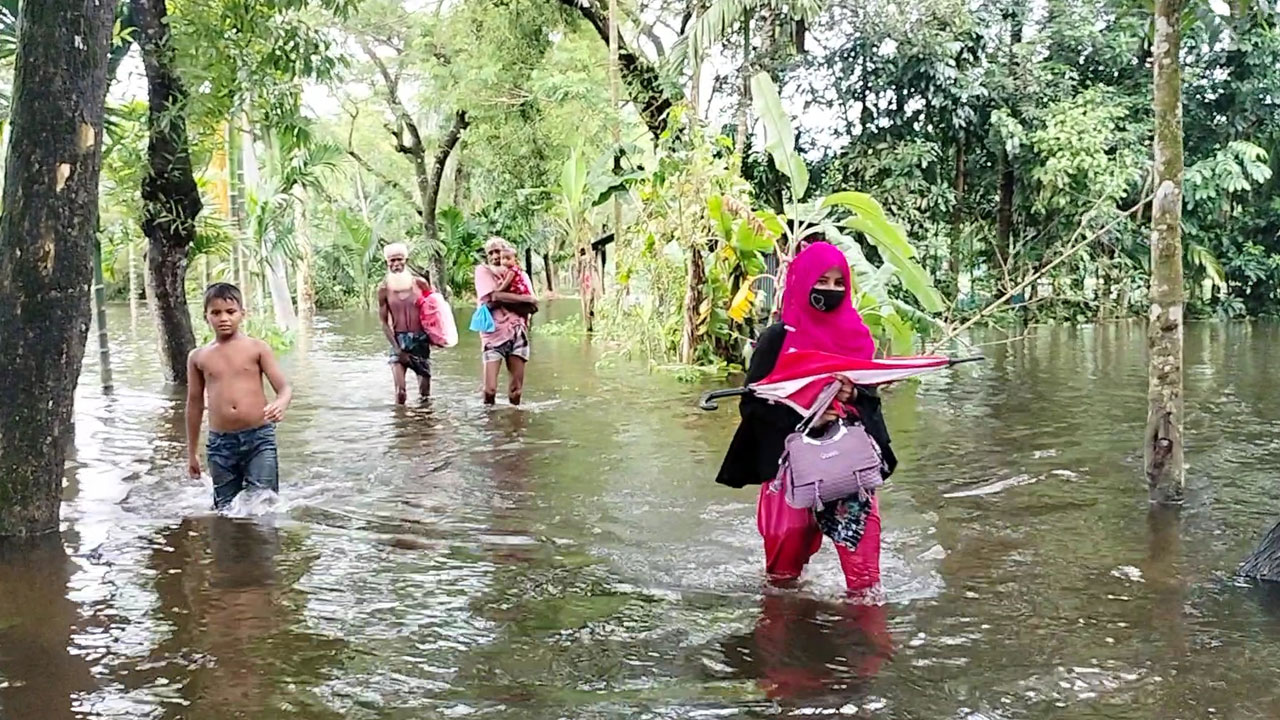 কমলনগরের বিভিন্ন স্থানে তীব্র জলাবদ্ধতা, ফের বন্যার কবলে উপকূলবাসী