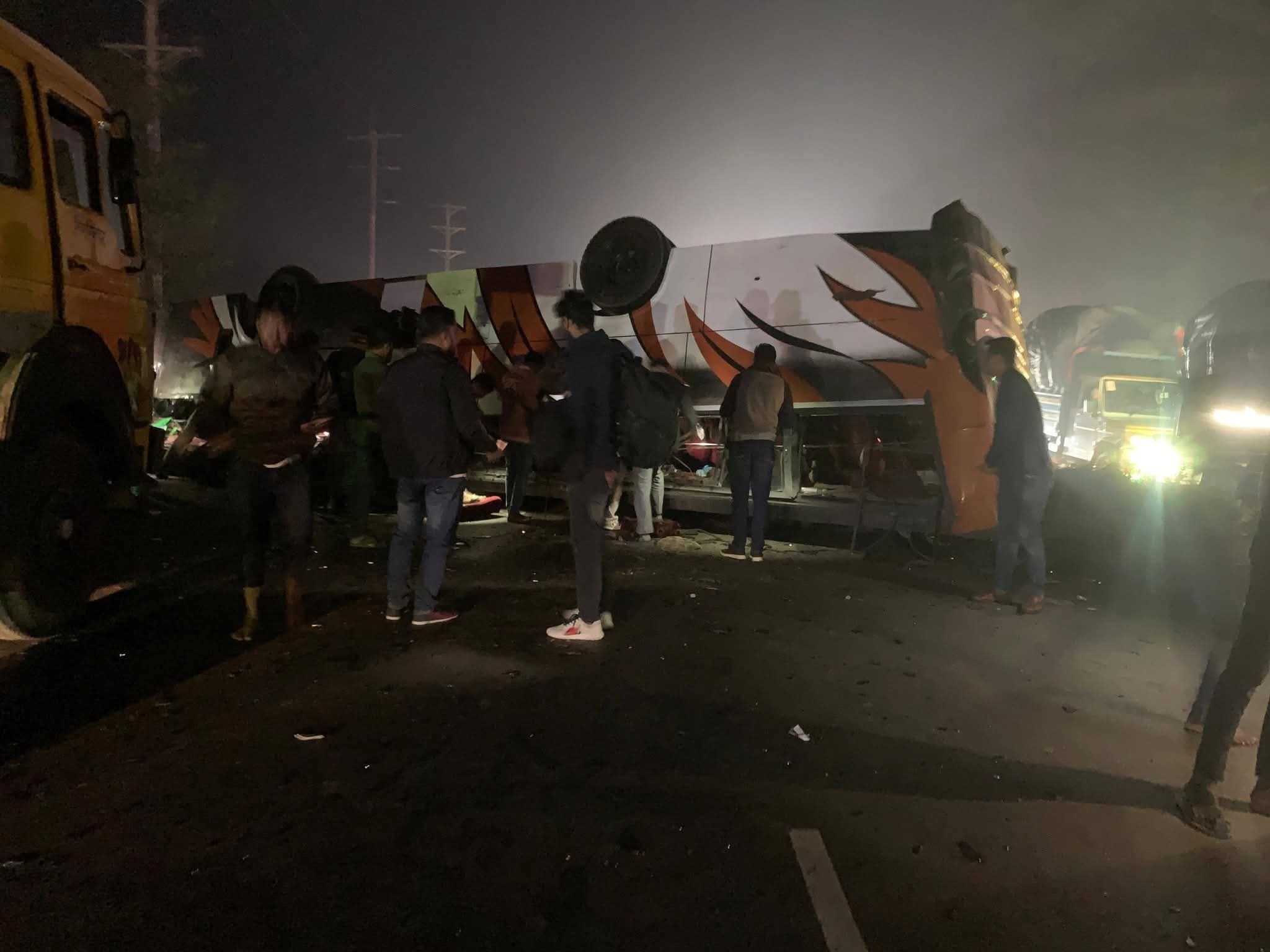 ঢাকা-চট্টগ্রাম মহাসড়কে স্টারলাইন বাস উল্টে ২ জন নিহত; আহত অন্তত ১৫