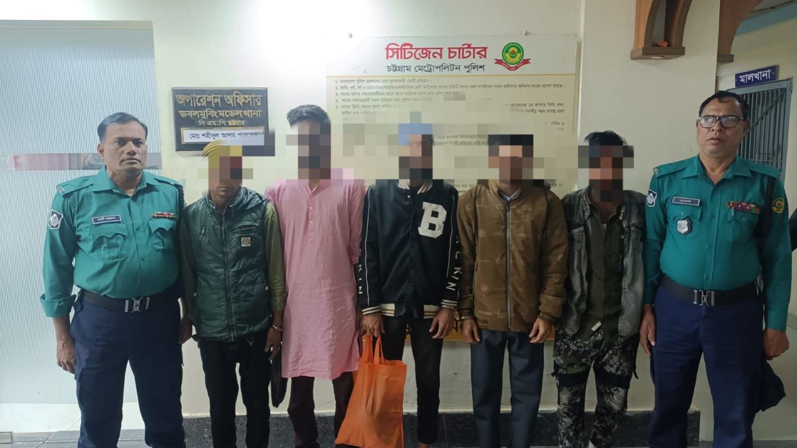 চট্টগ্রামে ডাকাতির প্রস্তুতিকালে ৫ জন গ্রেফতার, উদ্ধার ধারালো অস্ত্র