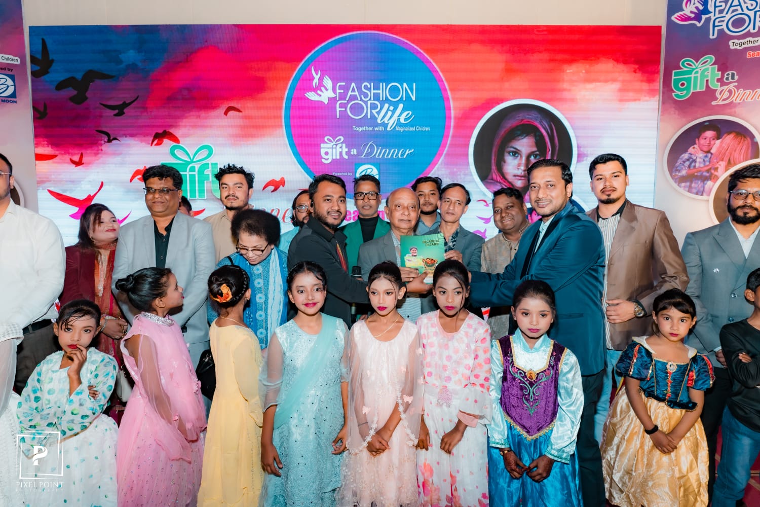 অধিকারবঞ্চিত শিশুদের স্বপ্নের সন্ধ্যা: ‘গিফট এ ডিনার’ আয়োজন করল ফ্যাশন ফর লাইফ